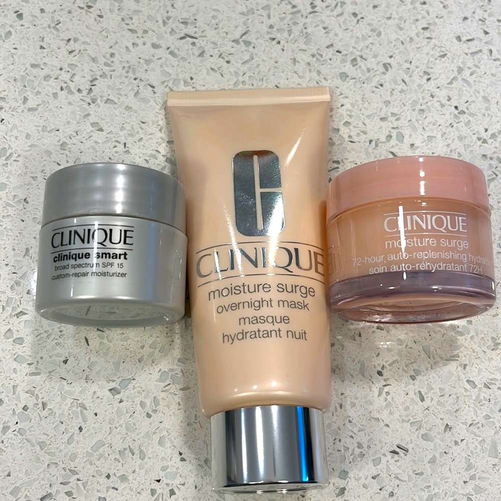 New Clinique Moisture Surge Bag w Cosmetics Bag ❤️❤️